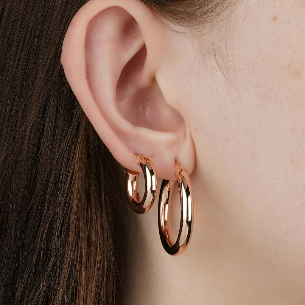 mujer usando pendientes desiguales y suelto. pendientes en una sola oreja