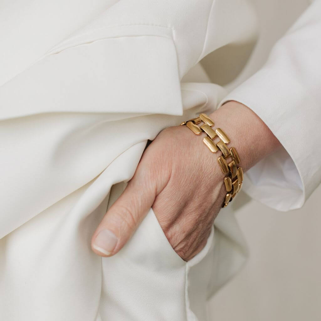 Mujer usando joyas wellness