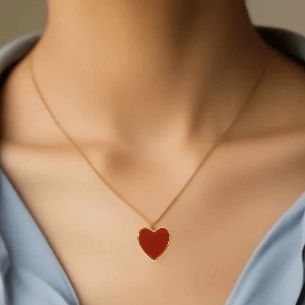 Joyas en forma de corazón: collar, anillo y pendientes de acero sobre fondo neutro