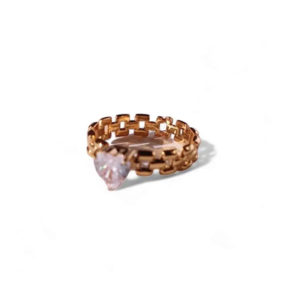 Anillo dorado con corazón de cristal transparente hhedderich.com