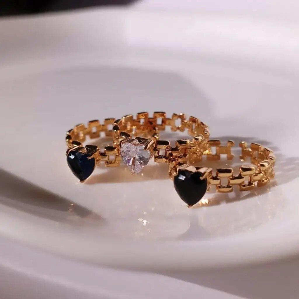 Anillos dorados con diseño de corazón en cristal
