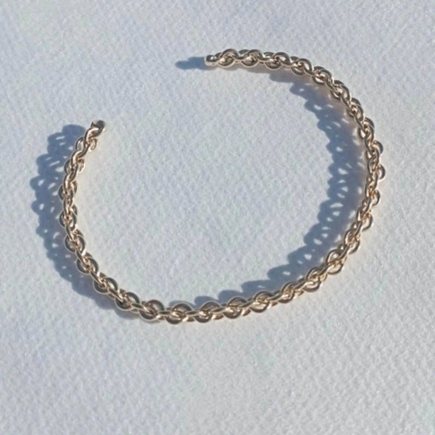 BRAZALETE ELSA hhedderich.com Disfruta del diseño innovador de nuestro Brazalete Elsa. Esta pulsera de acero tejido de dorado aporta un toque de glamour a su estilo, Elegante y moderno con su brillante acabado de acero y oro. Hecho con acero inoxidable, resistente y duradero, el Brazalete Elsa le añadirá elegancia y sofisticación a cualquier atuendo.