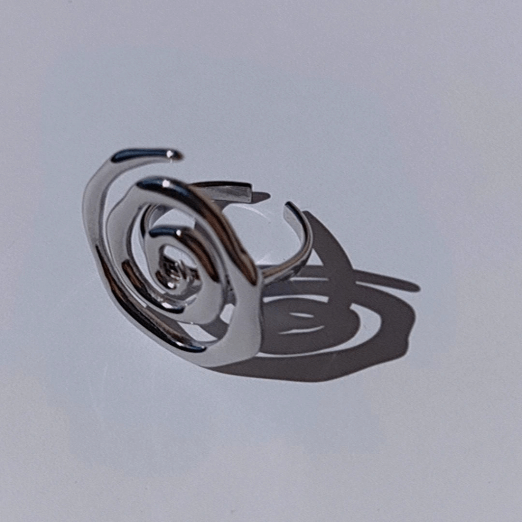 Anillo forma espiral plateado fondo blanco