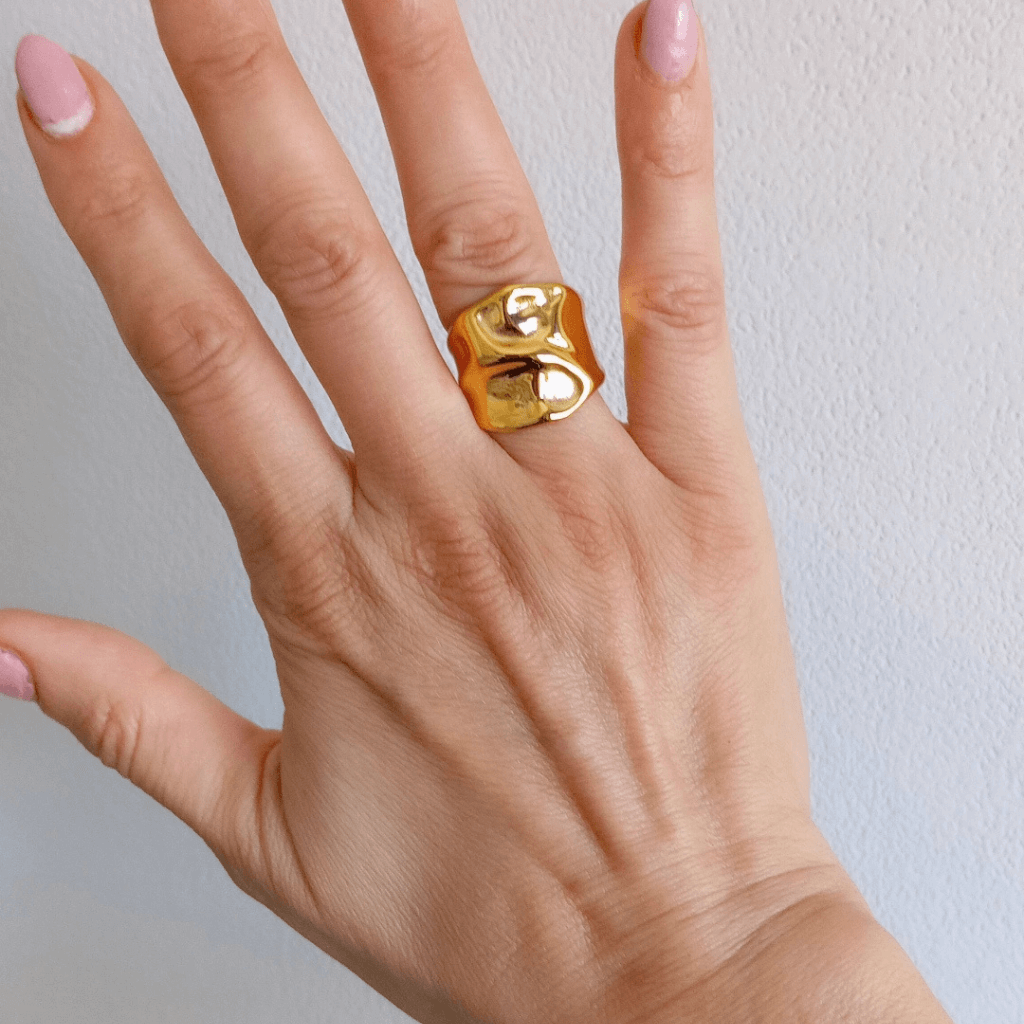 Mano modelo vistiendo un Anillo Geométrico Acero Oro Marte