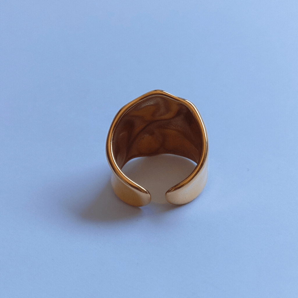 Anillo abierto Geométrico Acero Oro Marte de reves en fondo blanco