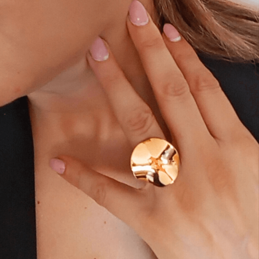 Mujer vistiendo un Anillo Irregular Oro Gema Abierto de hhedderich