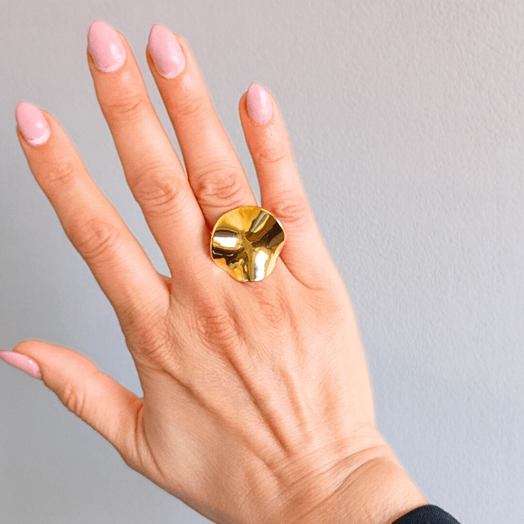 Imagen mano vistiendo un Anillo Irregular Oro Gema Abierto de hhedderich