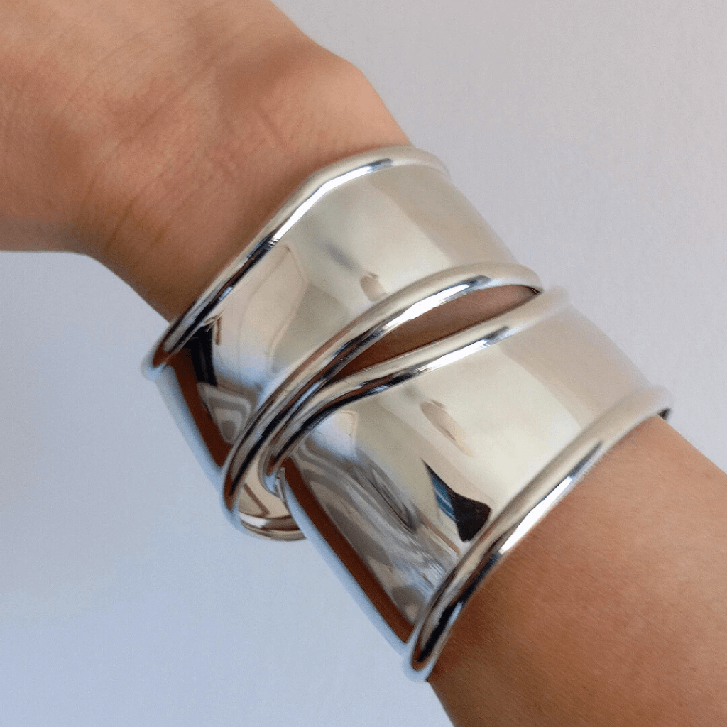 Mujer vistiendo brazaletes Geométricos de Metal Plateado Estefany