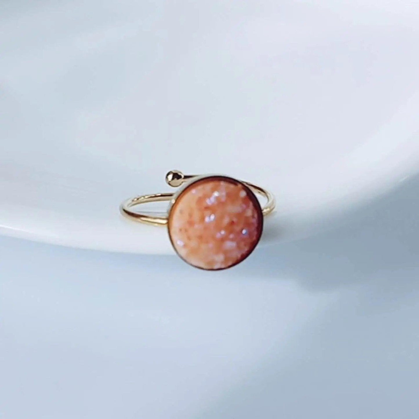 Anillo colors cute hhedderich.com ¡Atrévete a destacar con el Anillo colors cute! Su diseño único de acero con baño de oro y una vibrante escarcha de color.