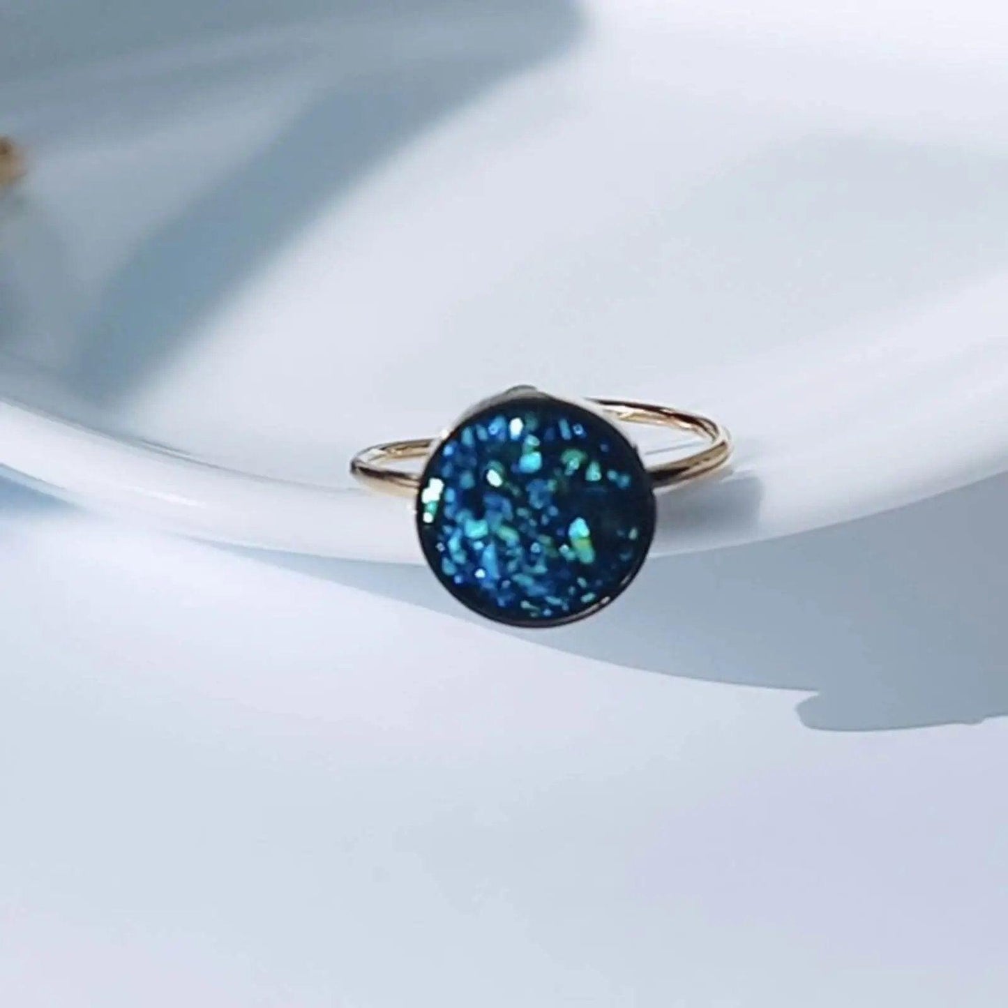Anillo colors cute hhedderich.com ¡Atrévete a destacar con el Anillo colors cute! Su diseño único de acero con baño de oro y una vibrante escarcha de color.