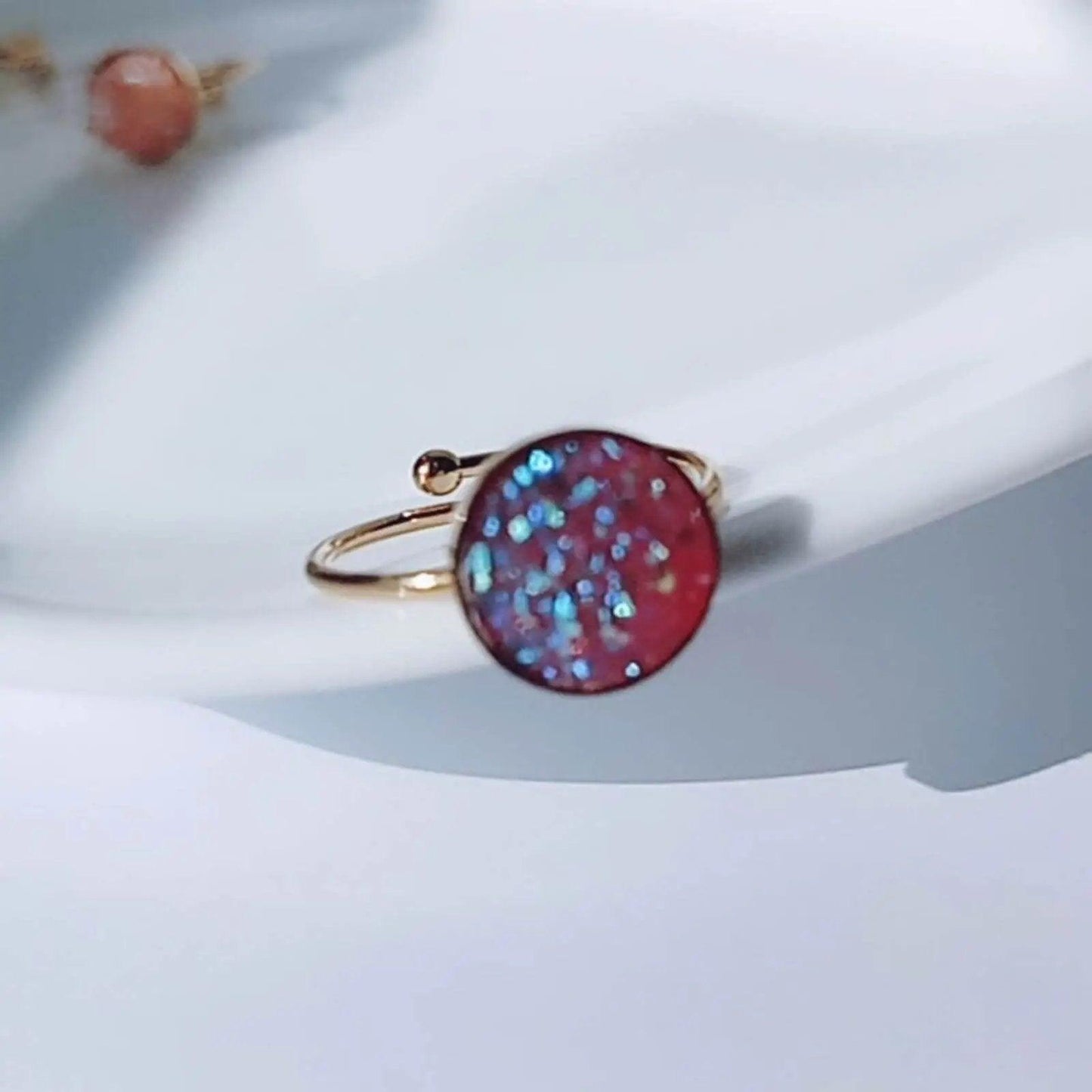 Anillo colors cute hhedderich.com ¡Atrévete a destacar con el Anillo colors cute! Su diseño único de acero con baño de oro y una vibrante escarcha de color.