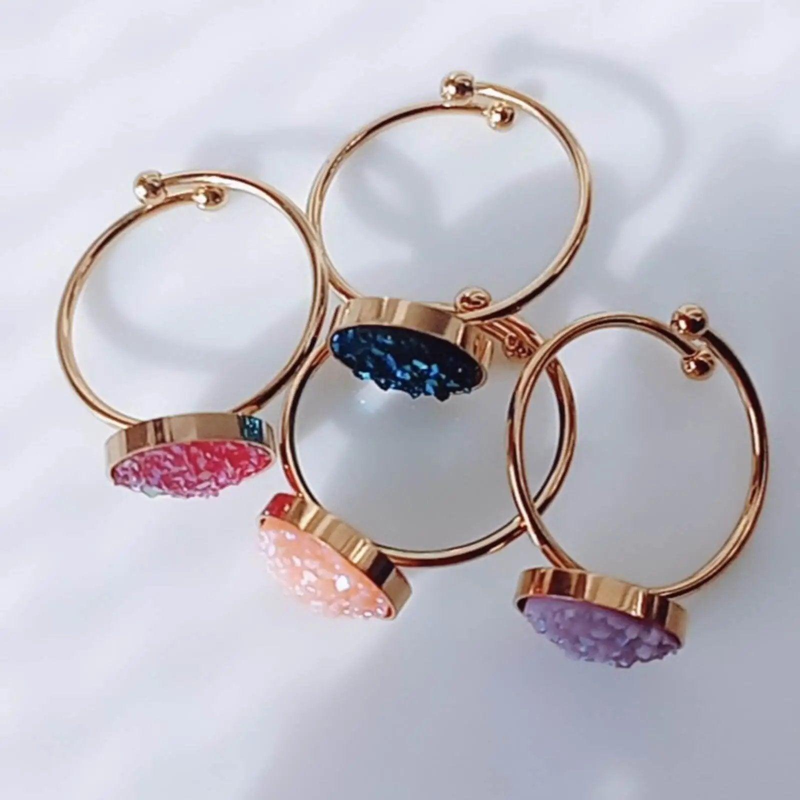 Anillo colors cute hhedderich.com     ¡Atrévete a destacar con el Anillo colors cute! Su diseño único de acero con baño de oro y una vibrante escarcha de color.