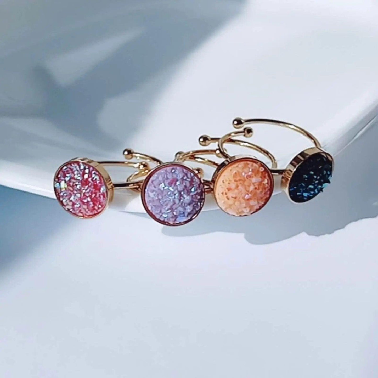 Anillo colors cute hhedderich.com ¡Atrévete a destacar con el Anillo colors cute! Su diseño único de acero con baño de oro y una vibrante escarcha de color.
