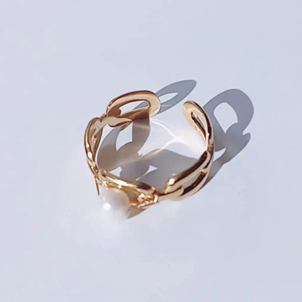 Anillo Eslabon Oro y Perla hhedderich.com     El anillo Pearl Eslabón Baño Oro es una pieza única que será tu mejor aliado para lucir dedos elegantes. Su diseño de eslabones es una verdadera joya que no querrás dejar escapar. Ajustable y perfecto para regalar, ¡un acierto seguro! Descubre el anillo Eslabón Oro y Perla, perfecta para añadir estilo a tus manos.
