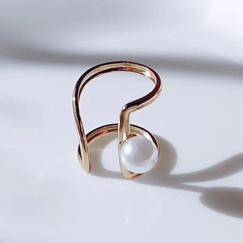Anillo Lore hhedderich.com ¡Renueva tu estilo con Anillo Lore! Este anillo es único, hecho en una sola pieza con una elegante perla. ¡Hazte notar con tu Anillo Lore!