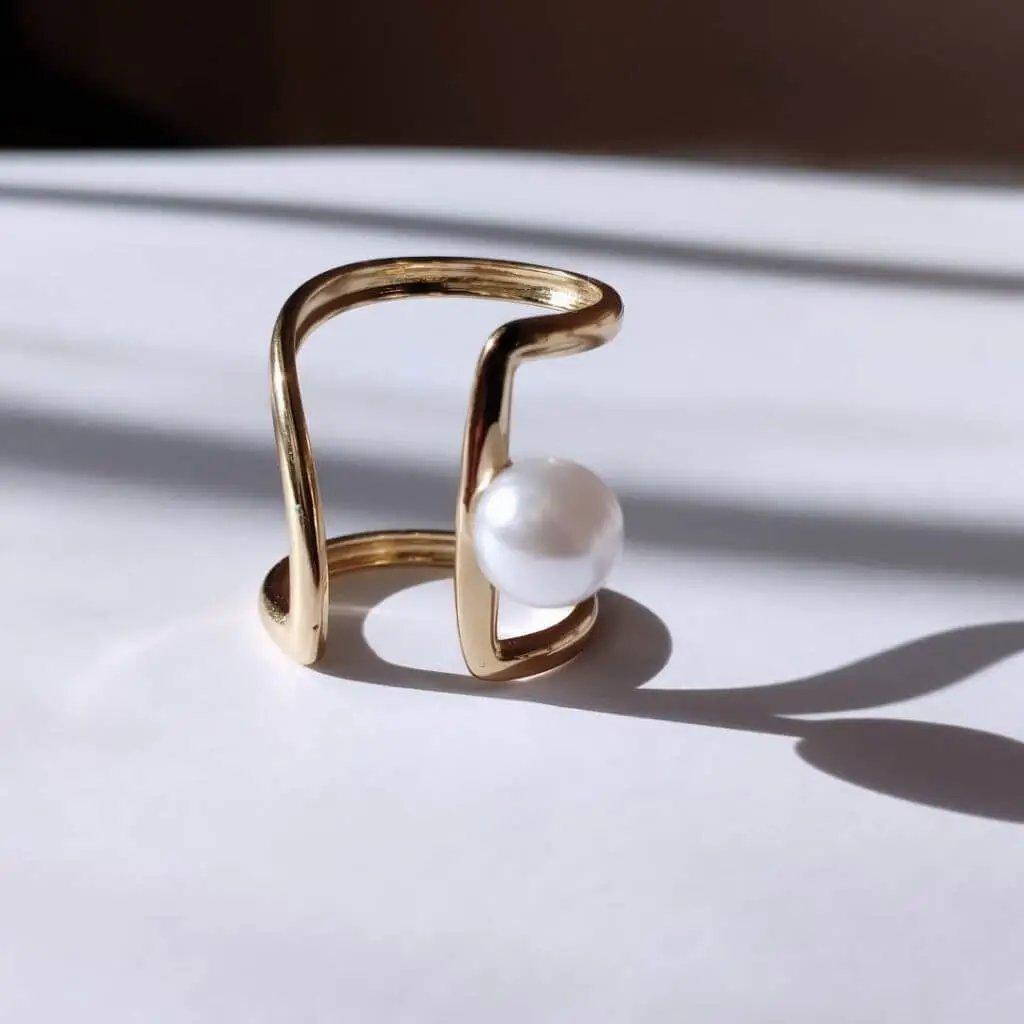 Anillo Lore hhedderich.com ¡Renueva tu estilo con Anillo Lore! Este anillo es único, hecho en una sola pieza con una elegante perla. ¡Hazte notar con tu Anillo Lore!