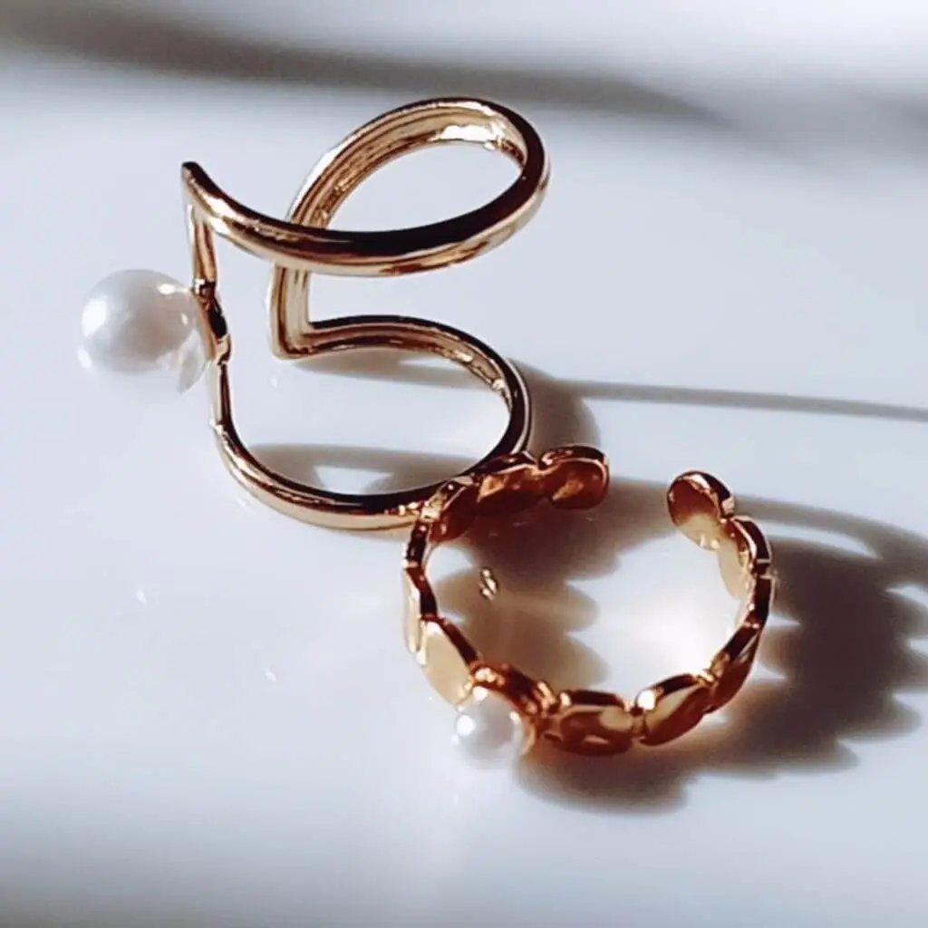 Anillo Lore hhedderich.com ¡Renueva tu estilo con Anillo Lore! Este anillo es único, hecho en una sola pieza con una elegante perla. ¡Hazte notar con tu Anillo Lore!