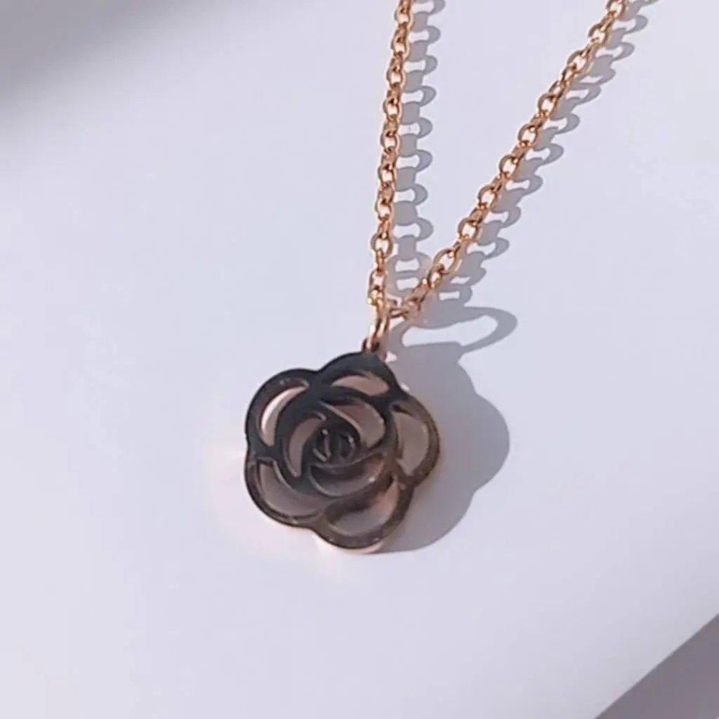 Collar flor acero hhedderich.com   Este collar de acero inoxidable con un detalle de una flor está revestido con baño de oro 18k y cuenta con un cierre tipo mosquetón. Está fabricado de forma antialérgica y es perfecto para estilizar tu look.