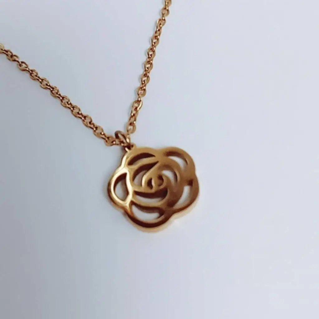 Collar flor acero hhedderich.com   Este collar de acero inoxidable con un detalle de una flor está revestido con baño de oro 18k y cuenta con un cierre tipo mosquetón. Está fabricado de forma antialérgica y es perfecto para estilizar tu look.