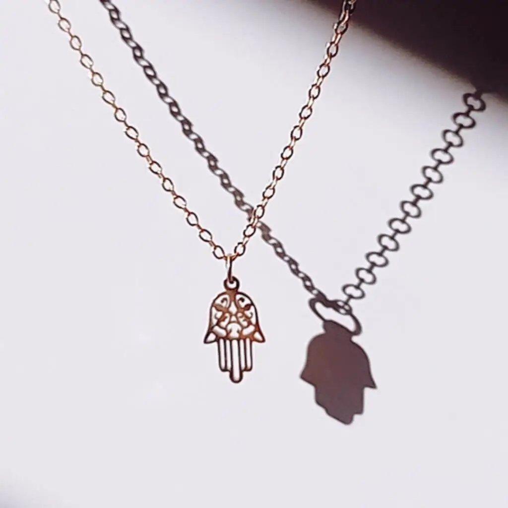 Collar mano de fatima hhedderich.com ¡Protege tu suerte con el collar de acero “mano de Fátima”! Este colgante es perfecto para amantes de lo cósmico y te brinda protección en tu día a día. Boost your luck with the "hand of Fatima" steel necklace! This pendant is perfect for cosmic lovers and provides protection in your daily life.