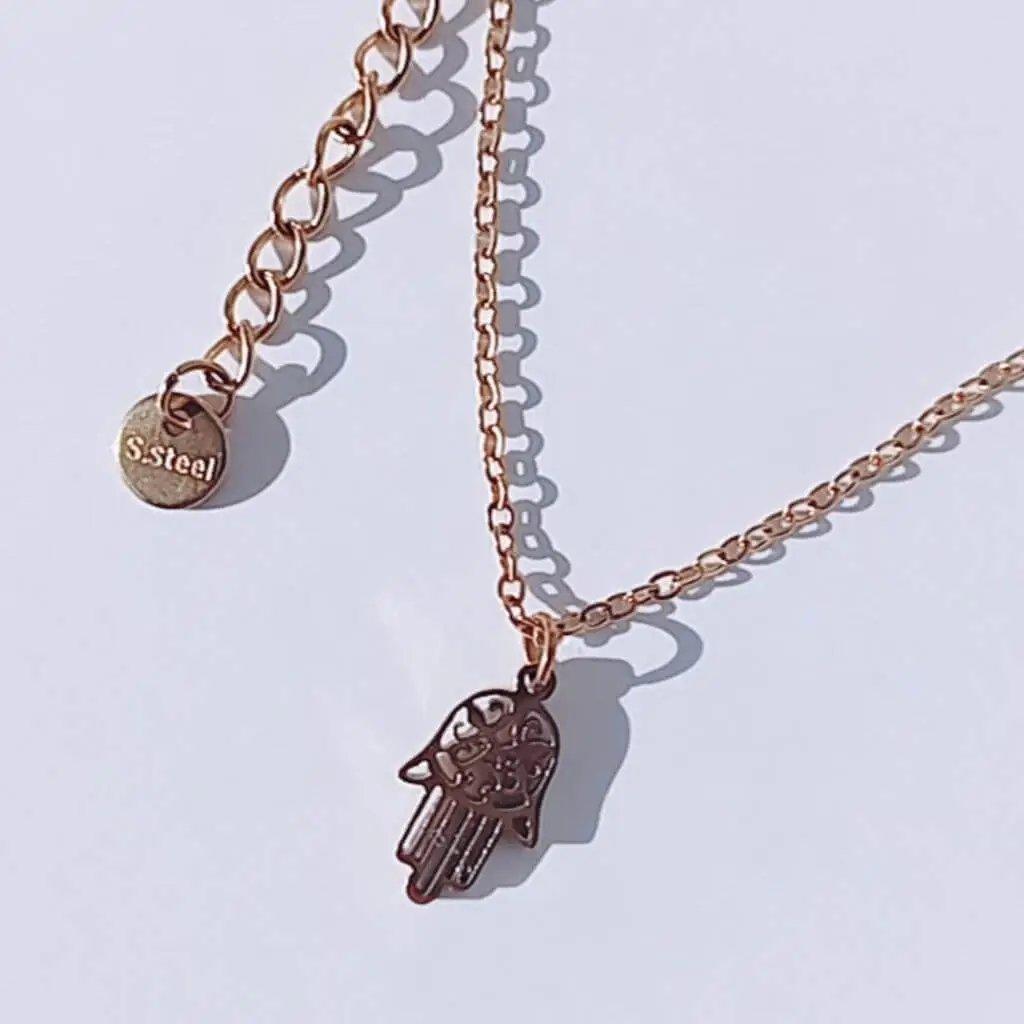 Collar mano de fatima hhedderich.com ¡Protege tu suerte con el collar de acero “mano de Fátima”! Este colgante es perfecto para amantes de lo cósmico y te brinda protección en tu día a día. Boost your luck with the "hand of Fatima" steel necklace! This pendant is perfect for cosmic lovers and provides protection in your daily life.