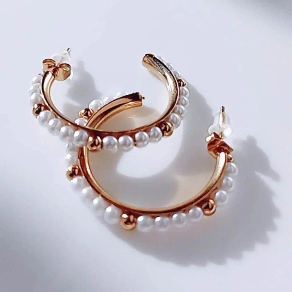 Pendientes aro perlas hhedderich.com   Si buscas un toque de elegancia en tus atuendos, no puedes perderte estos pendientes de aro con perlas. Combínalos con cualquier outfit y añade un estilo único a tu look. ¡Hazte con ellos ahora!