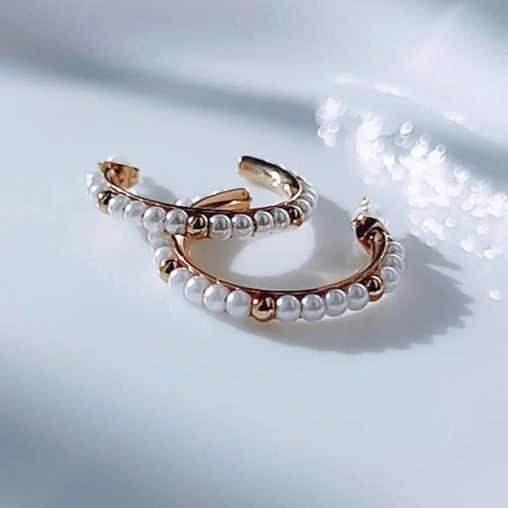 Pendientes aro perlas hhedderich.com    Si buscas un toque de elegancia en tus atuendos, no puedes perderte estos pendientes de aro con perlas. Combínalos con cualquier outfit y añade un estilo único a tu look. ¡Hazte con ellos ahora!