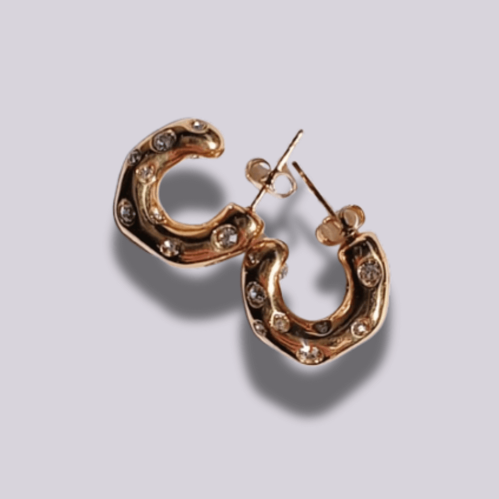 Pendientes acero inoxidable.Pendientes inspirados en el mundo de la moda, los pendientes Lora llegan a tu look con glamour y estilo. Estos bellos pendientes miniaros acero inoxidable, poseen una superficie dorada con cuentas de cristal preciosas para un toque de lujo único. Una prenda imprescindible para dar brillo a cualquier estilo.