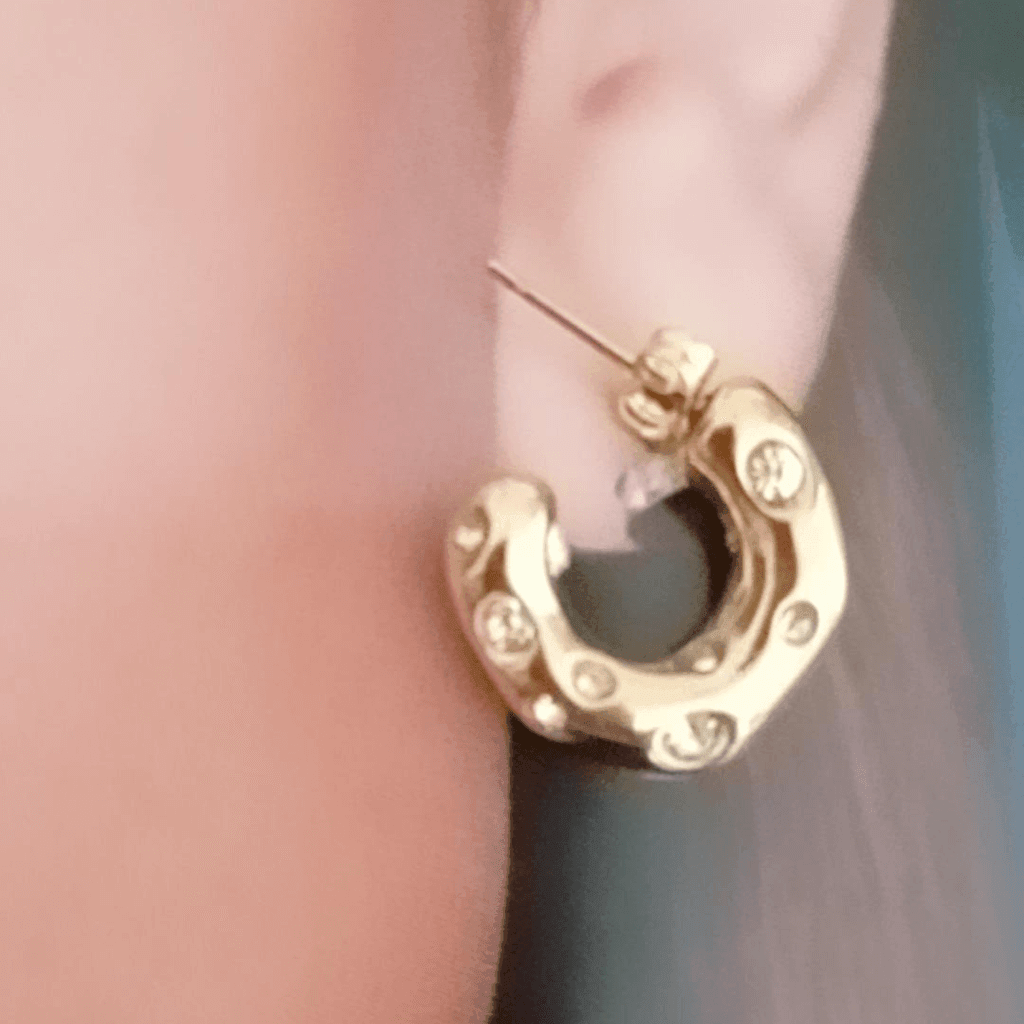 Pendientes acero inoxidable.Pendientes inspirados en el mundo de la moda, los pendientes Lora llegan a tu look con glamour y estilo. Estos bellos pendientes miniaros acero inoxidable, poseen una superficie dorada con cuentas de cristal preciosas para un toque de lujo único. Una prenda imprescindible para dar brillo a cualquier estilo.