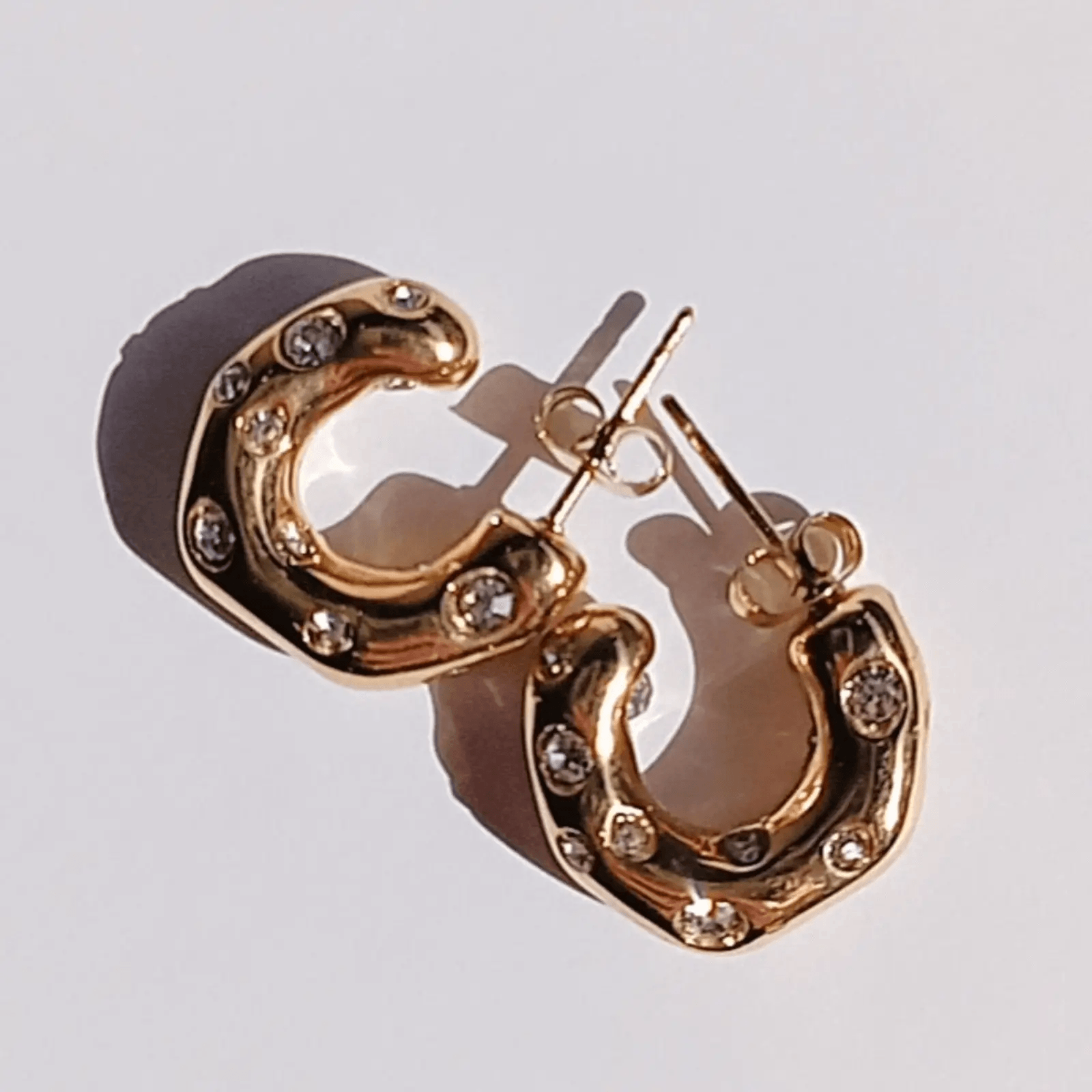 PENDIENTES LORA hhedderich.com   Pendientes acero inoxidable.Pendientes inspirados en el mundo de la moda, los pendientes Lora llegan a tu look con glamour y estilo. Estos bellos pendientes miniaros acero inoxidable, poseen una superficie dorada con cuentas de cristal preciosas para un toque de lujo único. Una prenda imprescindible para dar brillo a cualquier estilo.