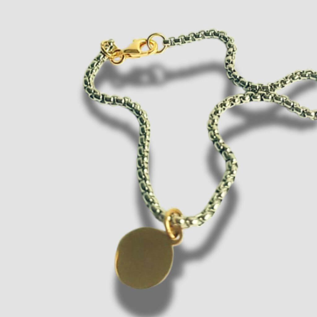 hhedderich.com Un estilo único e inigualable. Pulsera Sol y Luna está hecha a mano. Una joya elegante para lucir siempre. Hecha con dos colores dorado y plateado.