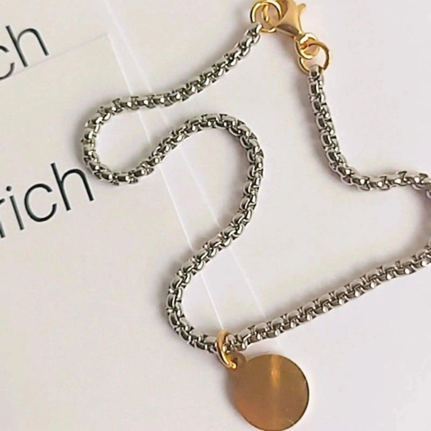 PULSERA SOL Y LUNA hhedderich.com Un estilo único e inigualable. Pulsera Sol y Luna está hecha a mano. Una joya elegante para lucir siempre. Hecha con dos colores dorado y plateado.