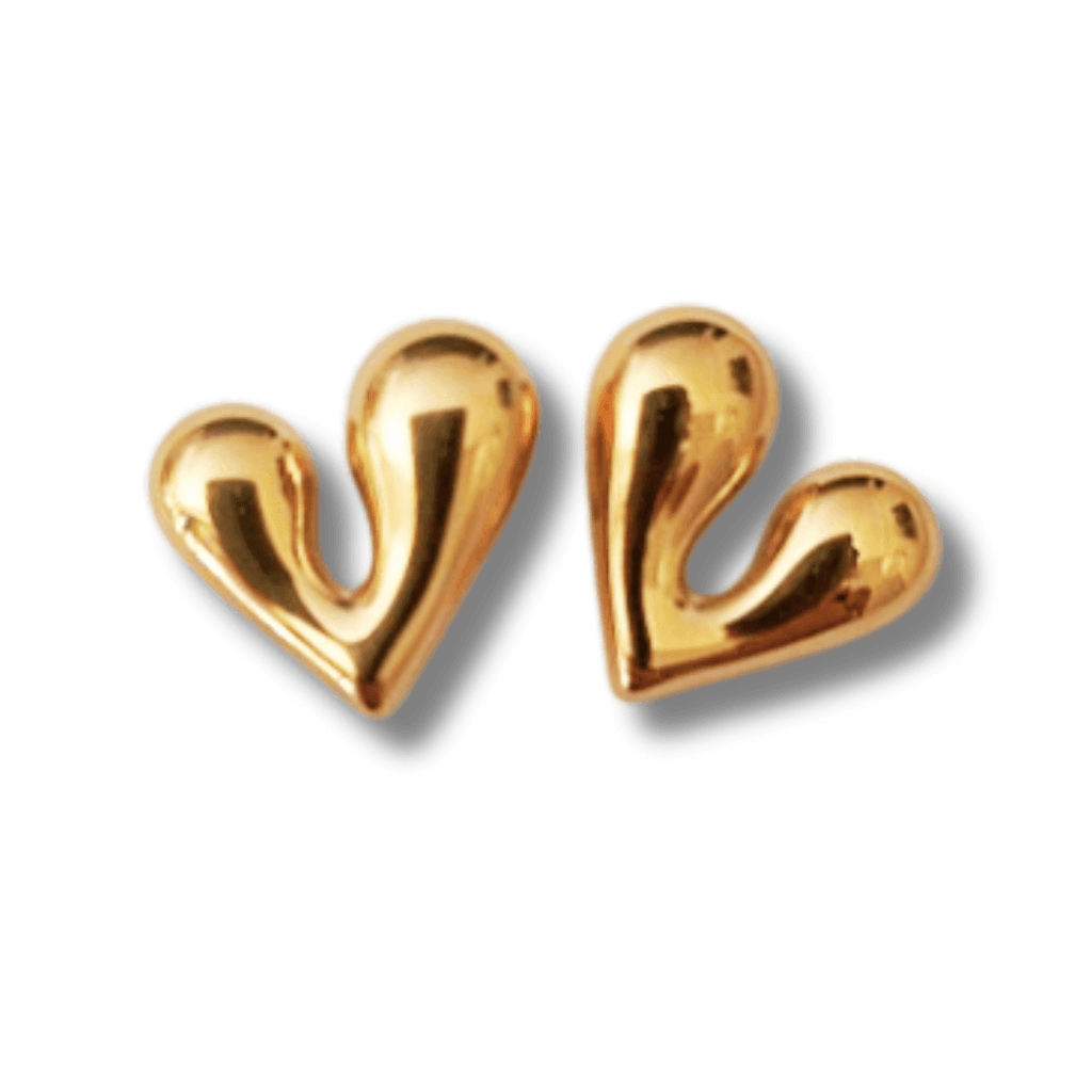 Pendientes, Corazón Uve Oro: Los bellísimos pendientes en forma de corazón hechos en acero inoxidable y bañados en oro de 14K.  Perfectos para darle un toque romántico y elegante a cualquier look.
