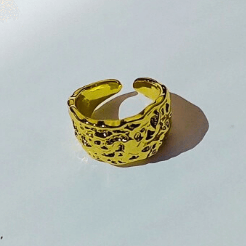 Imagen de Anillo Abierto Corrugado Samira de hhedderich.com en fondo blanco