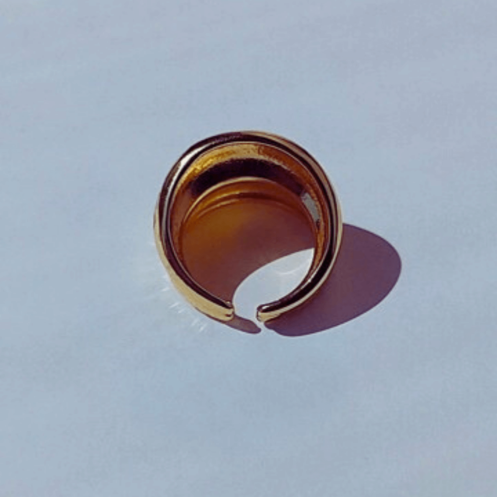 Imagen Anillo abierto sin talla Grande Doble textura de cobre con baño de oro para mujer en fondo blanco y sombra de sol
