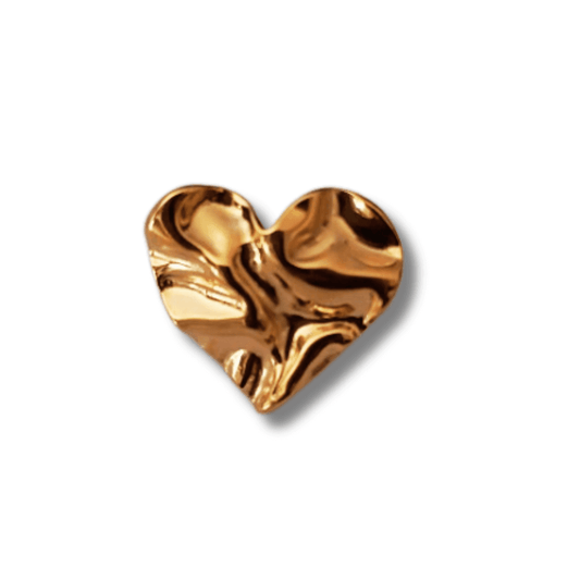 Este elegante anillo de acero bañado en oro de 18k presenta un diseño moderno y de tendencia en forma de corazón corrugado. Añade un toque sofisticado a cualquier atuendo y resalta tu estilo con este accesorio único.