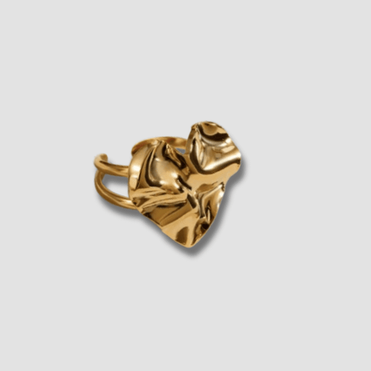 Este elegante anillo de acero bañado en oro de 18k presenta un diseño moderno y de tendencia en forma de corazón corrugado. Añade un toque sofisticado a cualquier atuendo y resalta tu estilo con este accesorio único.