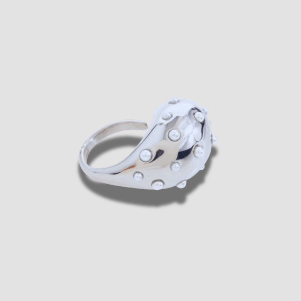 Para las amantes de las joyas maxi. Anillo grande, redondo y abombado color metal para ocasiones especiales como eventos o para tus looks del día a día.