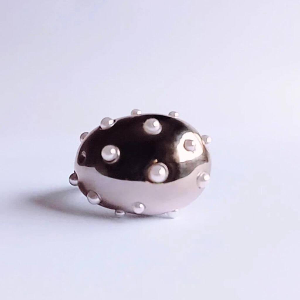 Para las amantes de las joyas maxi. Anillo grande, redondo y abombado color metal para ocasiones especiales como eventos o para tus looks del día a día.