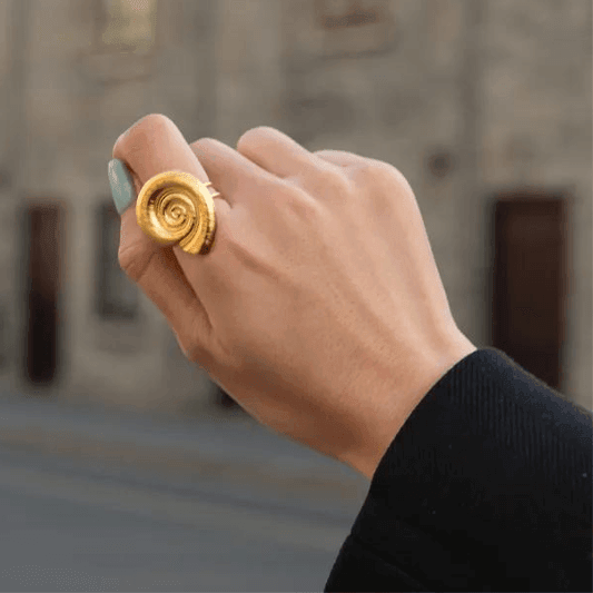 Descubre la elegancia del Anillo Shell Espiral Acero. Con un diseño exclusivo en forma de espiral, este anillo te brinda un toque distinguido y sofisticado.
Hecho de acero, es duradero y resistente, lo que lo convierte en una pieza de joyería de alta calidad para añadir a tu colección.
