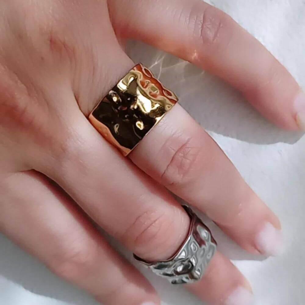 este anillo de textura abierta tiene un hermoso tono dorado que aporta elegancia y sofisticación a cualquier atuendo. Está fabricado con materiales de alta calidad, lo que lo hace duradero y ligero, perfecto para un uso cómodo. Además, es un accesorio versátil y ajustable para cualquier dedo