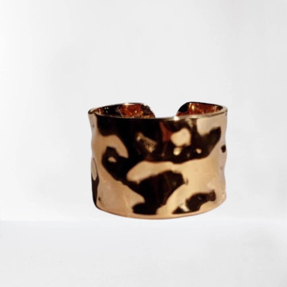 este anillo de textura abierta tiene un hermoso tono dorado que aporta elegancia y sofisticación a cualquier atuendo. Está fabricado con materiales de alta calidad, lo que lo hace duradero y ligero, perfecto para un uso cómodo. Además, es un accesorio versátil y ajustable para cualquier dedo