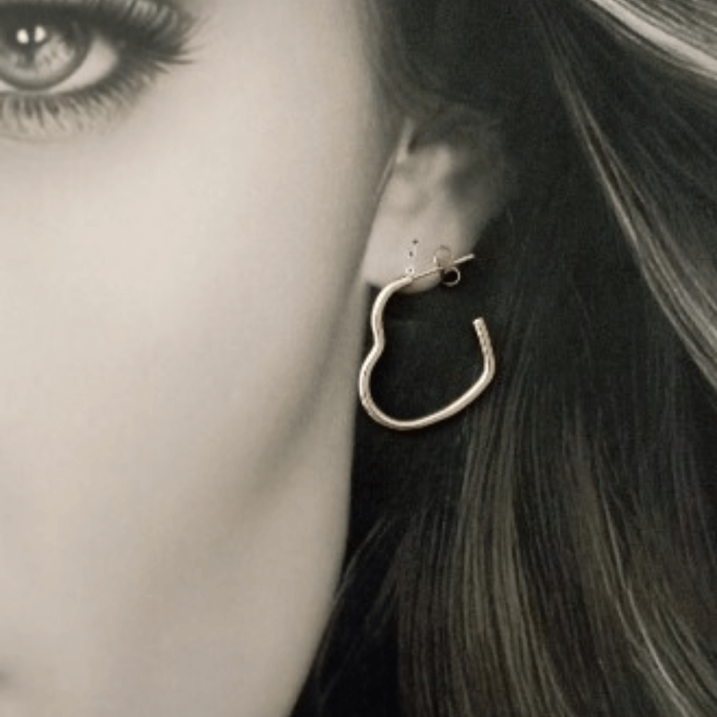 Mujer con Aros Pendientes Corazon Mediano de Acero inoxidable plateados