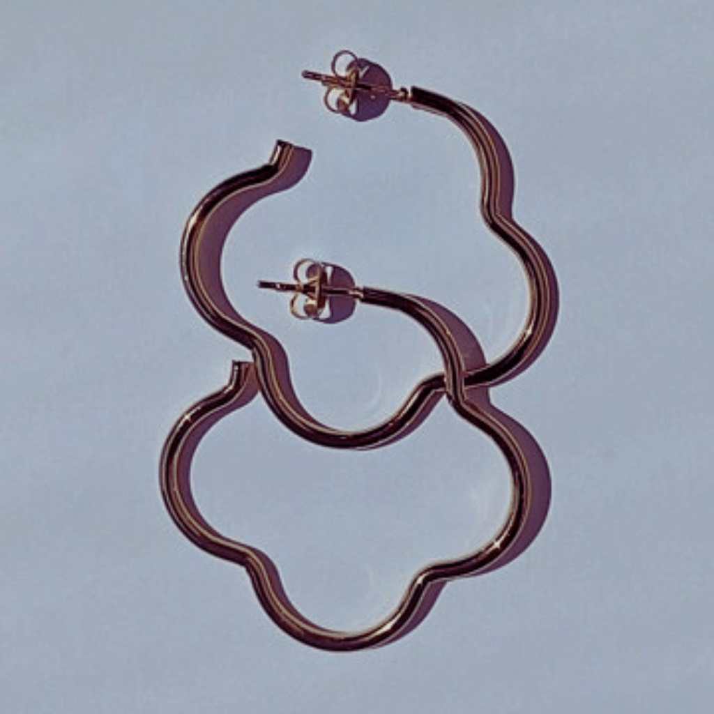 Imagen de Aros Pendientes Flor trébol Acero Oro de hhedderich.com en fondo blanco