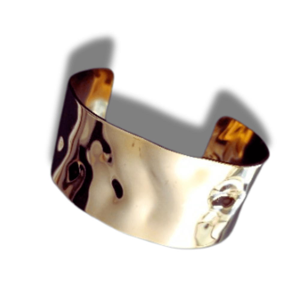 Los brazaletes anchos con texturas, como el brazalete texturizado en acero o su elegante versión dorada, son piezas imprescindibles para quienes buscan accesorios versátiles y sofisticados. hhedderich.com