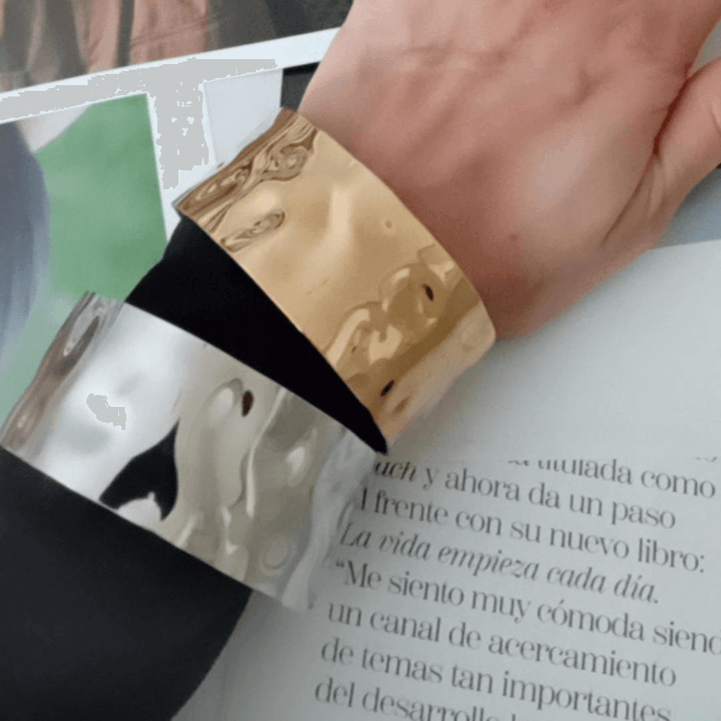 Brazalete Ancho Texturizado Acero metalizado. Superficie ondulada en forma de C permite una fácil colocación y remoción. Hecho de acero, es duradero y resistente, lo que lo convierte en una pieza de joyería de alta calidad para añadir a tu colección.