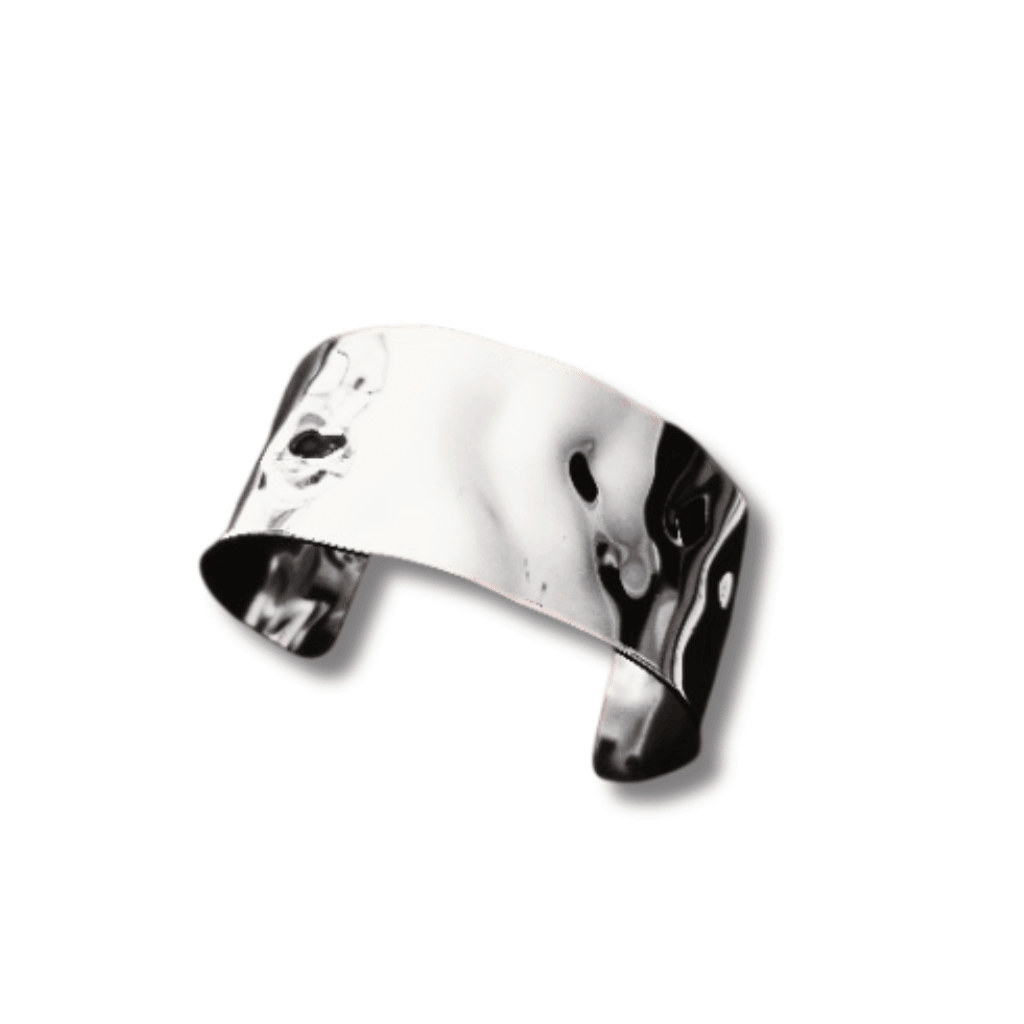 Brazalete Ancho Texturizado Acero metalizado. Superficie ondulada en forma de C permite una fácil colocación y remoción. Hecho de acero, es duradero y resistente, lo que lo convierte en una pieza de joyería de alta calidad para añadir a tu colección.