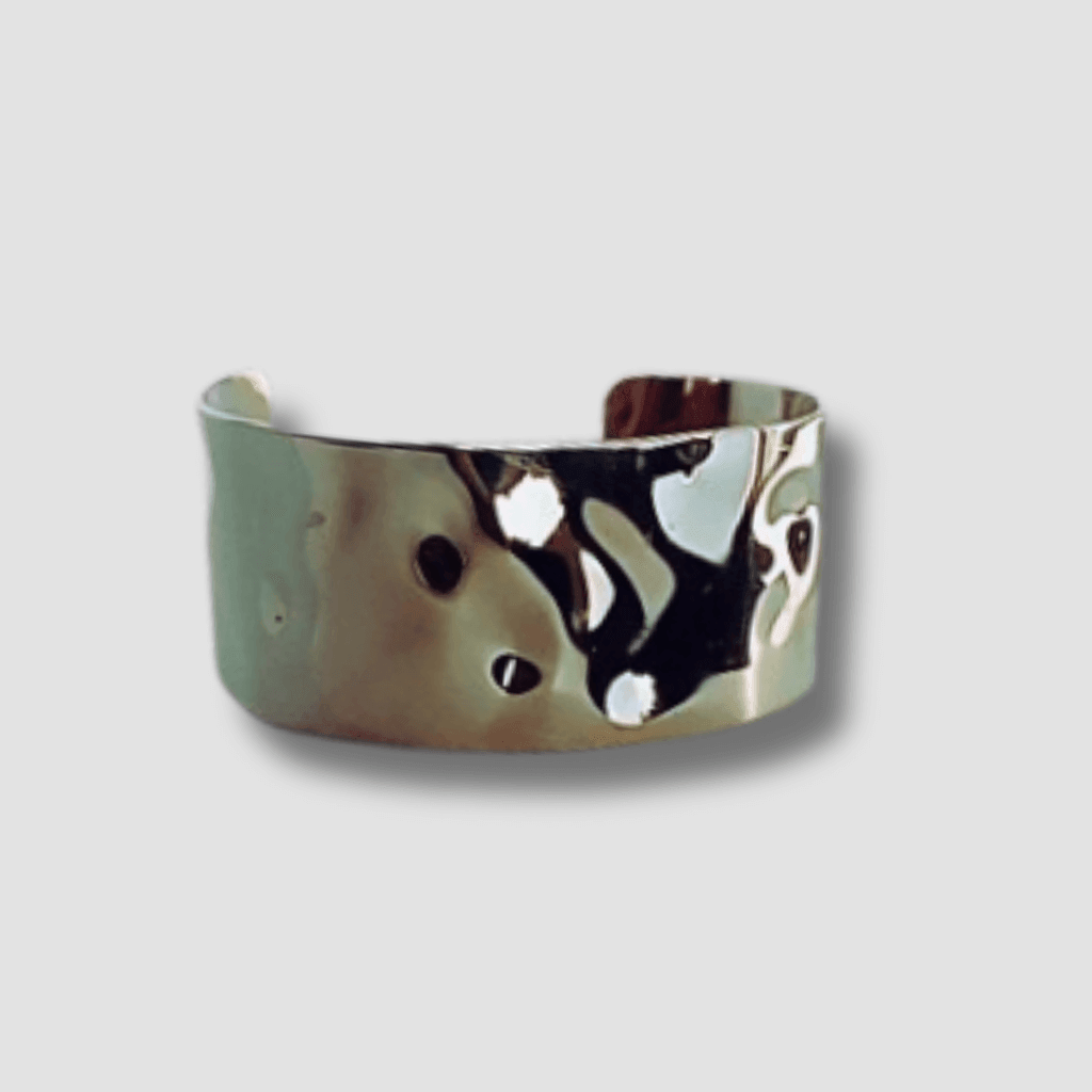 Brazalete Ancho Texturizado Acero metalizado. Superficie ondulada en forma de C permite una fácil colocación y remoción. Hecho de acero, es duradero y resistente, lo que lo convierte en una pieza de joyería de alta calidad para añadir a tu colección.