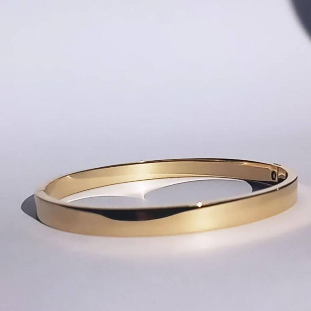 El Brazalete Plane Acero Oro es el claro ejemplo de básico de joyería perfecto para cualquier look. Un clásico que se puede llevar siempre. Añade un toque de lujo y distinción a tu estilo con este brazalete exclusivo.