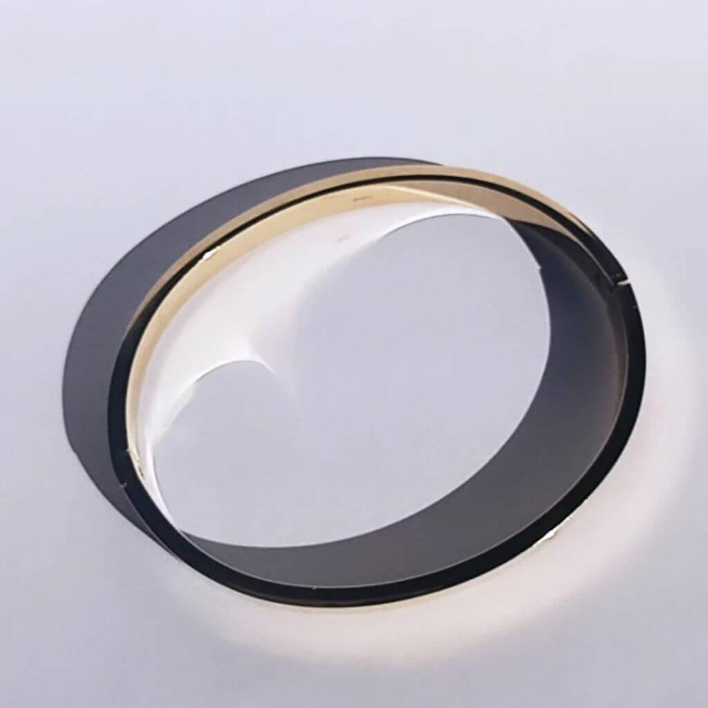 El Brazalete Plane Acero Oro es el claro ejemplo de básico de joyería perfecto para cualquier look. Un clásico que se puede llevar siempre. Añade un toque de lujo y distinción a tu estilo con este brazalete exclusivo.
